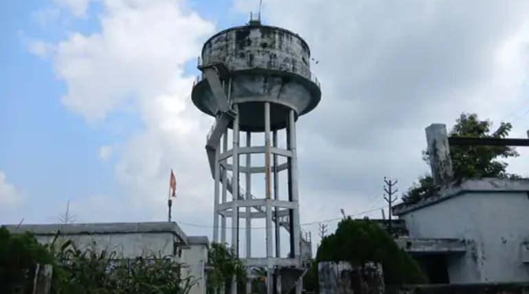 7साल से खराब डोजर मशीन, बिना दवा मिल रहा पानी, टंकी से पानी भी रिस रहा, सफाई नहीं