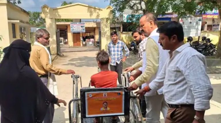 विधायक फतेह बहादुर सिंह ने दिव्यांग बच्चे को दी ट्राईसाइकिल