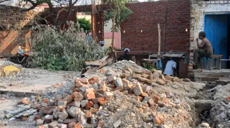फ्लाईओवर के लिए खाली कराई जमीन पर अवैध निर्माण, राजस्व विभाग पर उठे सवाल