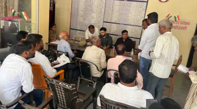 डंडे से मारपीट, कपड़े फाड़े, कोल्हुआ में तीन लोगों पर गाली-गलौज और जान से मारने की धमकी का आरोप