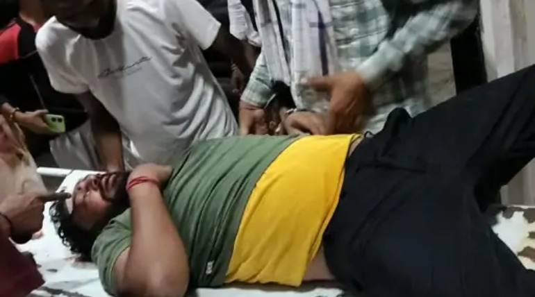 घघसरा में खड़ी ट्रॉली से टकराए अष्टभुजा राज, गंभीर हालत में जिला अस्पताल रेफर