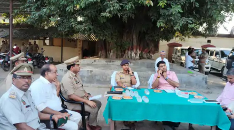 खजनी में त्योहारों पर माहौल बिगाड़ने वालों पर होगी सख्त, ज्वाइंट मजिस्ट्रेट की अध्यक्षता में हुई बैठक