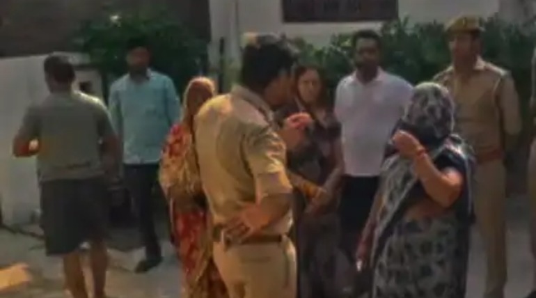 अकेली महिला पर जेठानी और बच्चों ने किया हमला, लाठी-डंडों से पीटा, बाएं हाथ और पैरों में गंभीर चोटें