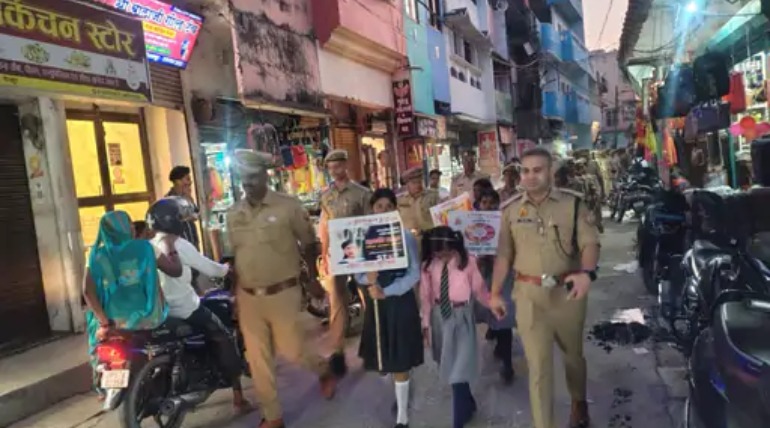 एसपी नॉर्थ ने पिपराइच में छात्राओं संग फ्लैग मार्च निकाला, नवरात्र में महिला सुरक्षा के लिए मिशन शक्ति सक्रिय