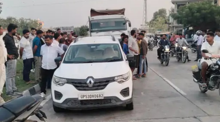 बस के ब्रेक लगाने से तीन कारें टकराई, रावतपार चौराहे पर हादसा