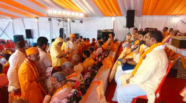 रुद्र महायज्ञ में 108 ब्राह्मणों का पूजन, जली यज्ञाग्नि, चिल्लूपार विधायक राजेश त्रिपाठी ने किया सम्मान
