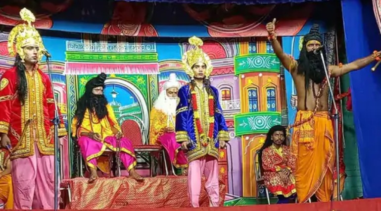 न लालटेन की रोशनी भूले, न पुराना संकल्प, गंभीरपुर के रामलीला में 50 कलाकार बिना पैसे लिए करते हैं मंचन