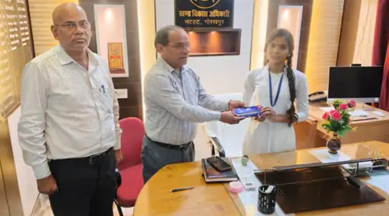भटहट में छात्रा बनीं एक दिन के लिए BDO