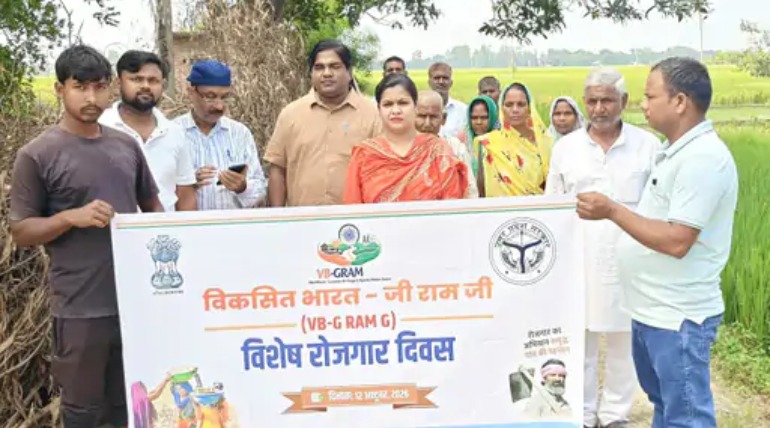 खजनी ब्लॉक में नोडल अधिकारी-बीडीओ ने गांवों का औचक निरीक्षण, राष्ट्रीय रोजगार सृजन दिवस पर विकास कार्यों की जांच