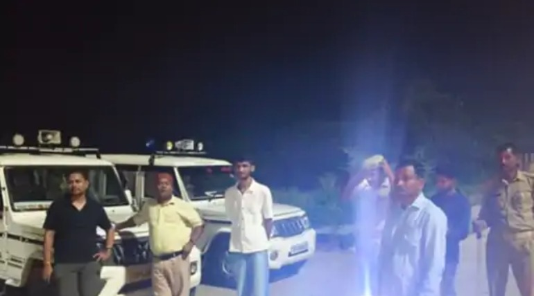 अवैध मिट्टी खनन में दो डंपर पकड़े गए, खोराबार के चंदाघाट से आ रहे थे