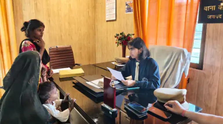 गोरखपुर में छात्रा बनीं एक दिन की थानाध्यक्ष, पति-पत्नी का विवाद सुना, समाधान का भरोसा दिया