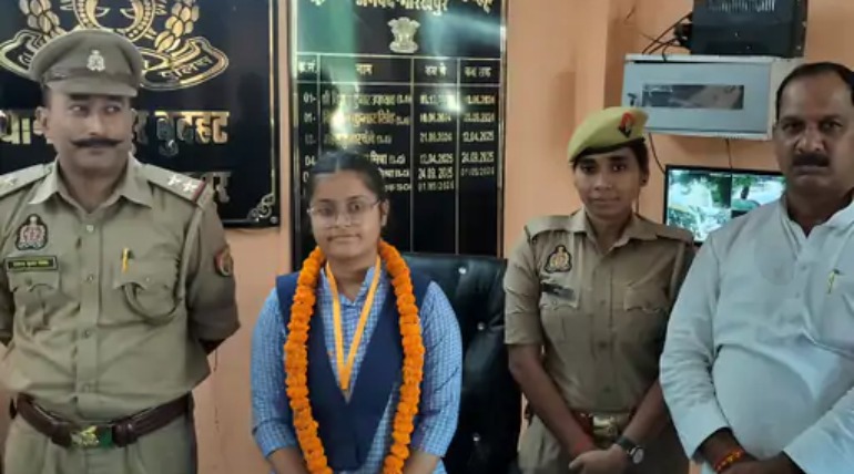 ईशा दुबे बनीं एक दिन की थाना अध्यक्ष