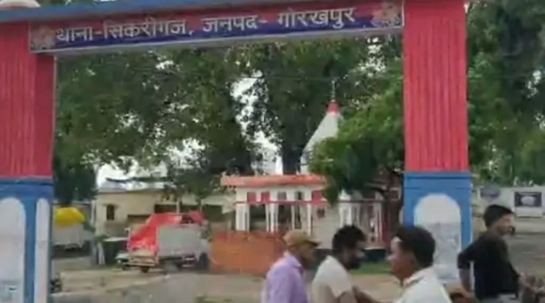 पड़ोसी ने घर के बाहर खड़ी बस का शीशा तोड़ा, विरोध करने पर मारपीट और धमकी दी, 50 हजार के नुकसान का आरोप