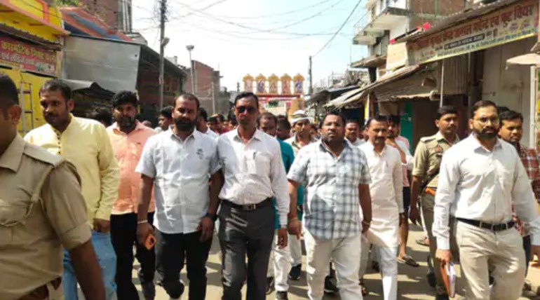 दुर्गा पूजा पंडाल के ऊपर नंगे तारों पर दुकानें बंद, विधायक ने केबलिंग का निर्देश दिया