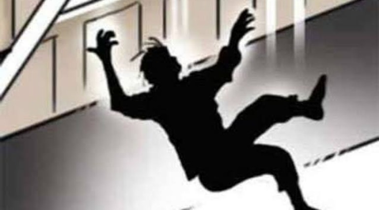 छत से गिरकर घायल युवक की मौत